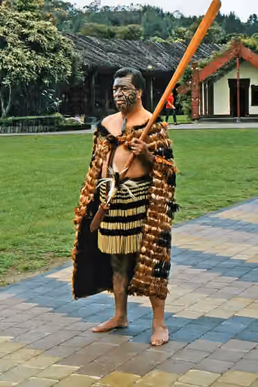 orang Maori — Maori (Māori) with the original chief's clothing made of feathered bird skin and with Maori tattoos on the face.