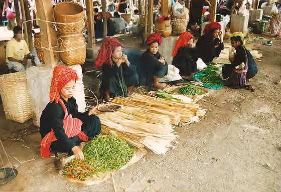 Suku Pa-O — Pa-O women selling vegetables, Myanmar