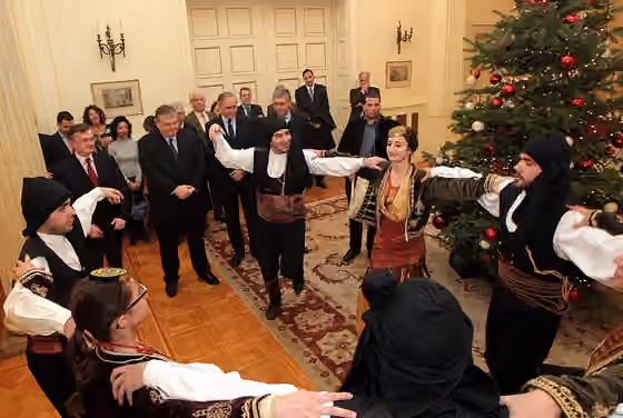 Pontic Greek folk dance — Τη Δευτέρα 23 Δεκεμβρίου, στον Αντιπρόεδρο της Κυβέρνησης και Υπουργό Εξωτερικών Ευάγγελο Βενιζέλο, έψαλαν τα χριστουγεννιάτικα κάλαντα και χόρεψαν ποντιακούς χορούς παιδιά των Αστυνομικών, στο Υπουργείο Εξωτερικών.
