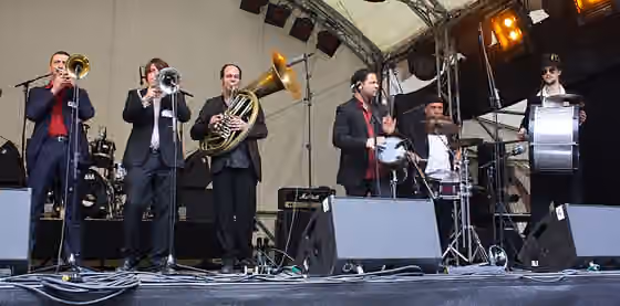Balkan brass — Die landshuter Band "Kein Vorspiel" spielt Balkanbrass beim Maifest 2012 am Münchner Marienplatz