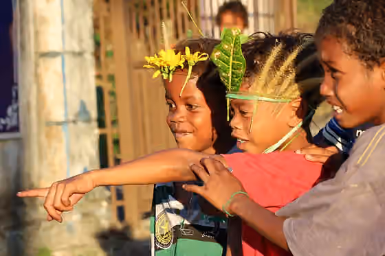 Orang Mani — Kanak-kanak orang asli Kensiu bermain sambil memakai tempok daun lalang