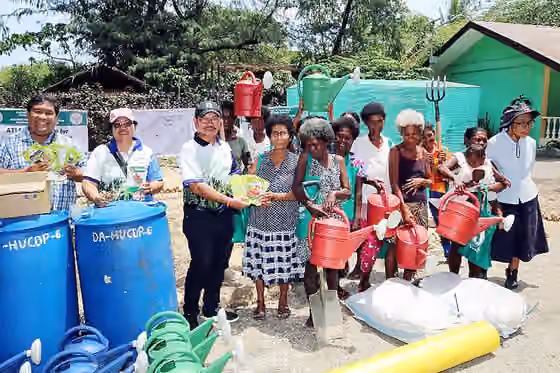 Suku Ati — Department of Agriculture Secretary Emmanuel Piñol turns over tools like sprinkler, UV film, spading fork, spade, plastic drums, planting materials, and assorted vegetable seeds to the Ati tribe of Barangay Manoc-manoc in Malay, Aklan on…