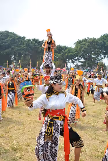 Orang Jawa Banyumasan — Lengger atau disebut juga ronggeng adalah kesenian asli Banyumas berupa tari tradisional yang dimainkan oleh 2 sampai 4 orang serupa wanita yang didandani dengan pakaian khas.