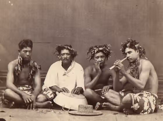 Music of Tahiti — Quatre jeunes Tahitiens assis, dont l'un joue de la flûte nasale (vivo)