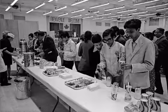 orang Asia Selatan-Kanada — Title / Titre : People getting food and refreshments / Des gens reçoivent de la nourriture et des rafraîchissements Creator(s) / Créateur(s) : Unknown / Inconnu Date(s) : October 1972 / Octobre 1972 Reference No.