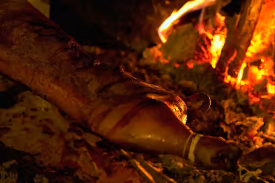 Masakan Sardinia — Roasting of Sardinian pork in Macomer.