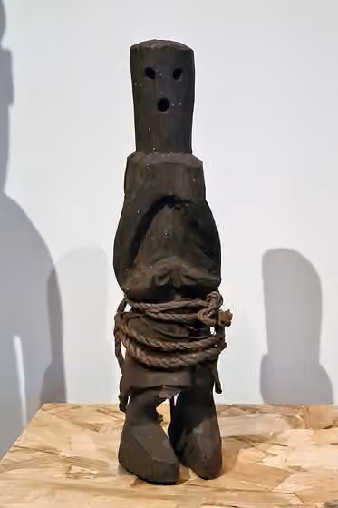 Suku people — Statuette lombi Suku Bois, cordelette, peau tannée Collectée par F.