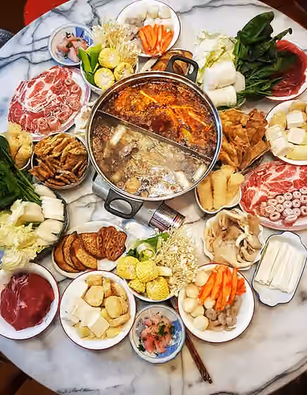 Rebusan panas Chongqing — this is a homemade Chongqing hot pot, with ingredients such as beef, fish boll, etc