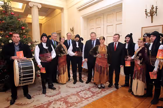 Pontic Greek music — Τη Δευτέρα 23 Δεκεμβρίου, στον Αντιπρόεδρο της Κυβέρνησης και Υπουργό Εξωτερικών Ευάγγελο Βενιζέλο, έψαλαν τα χριστουγεννιάτικα κάλαντα και χόρεψαν ποντιακούς χορούς παιδιά των Αστυνομικών, στο Υπουργείο Εξωτερικών.