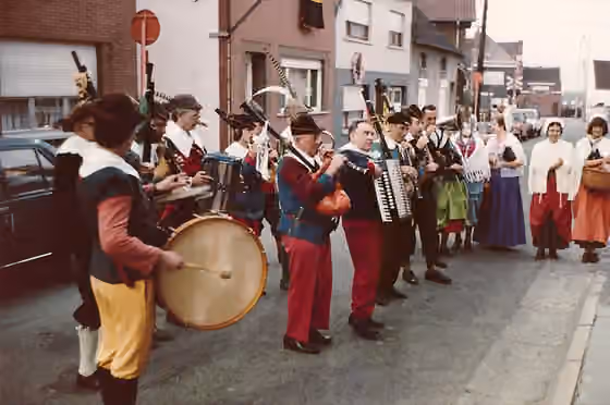 Fanfare — Serenade door de Breugelfanfare, mei 1980, op straat aan het huis van een communicant (eerste communie).