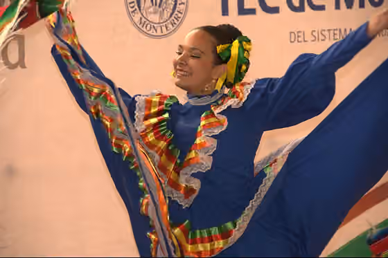 Jarabe — bailarina de danza folclórica (jarabe tapatío) en la entrega de 20 becas a alumnos de ITESM Campus Ciudad de México del Fondo de Becas Cuauhtémoc Moctezuma [1]