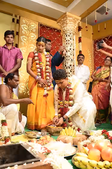 orang Tamil — Tamil bride and groom performing the traditional ritual of 'மெட்டி அணிதல்'