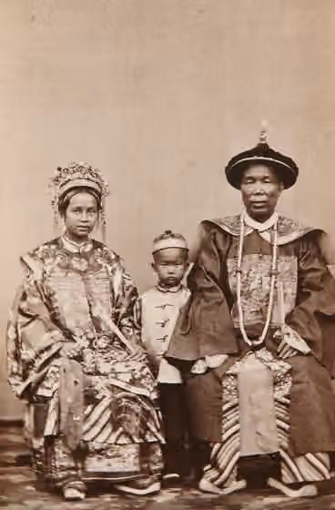 Tionghoa Maluku — Title: Chinese familie van Ternate Author/creator: Woodbury & Page (Java) Shelfmark: KITLV 30529 Subject (topical): Chinese Costumes Family Subject (geographic): Indonesia Maluku Utara Note: Carte-de-visite.