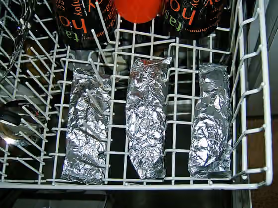 Dishwasher salmon — Extreme Cooking inspired by Bob Blumers book "Off The Eaten Path": Fish packed into aluminium foil and poached in the dishwasher (sic!).