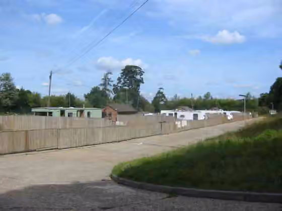 Pengembara Irlandia — A traveller's campsite at Redbourn.