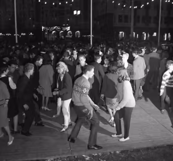 Twist (dance) — For documentary purposes the German Federal Archive often retained the original image captions , which may be erroneous, biased, obsolete or politically extreme .