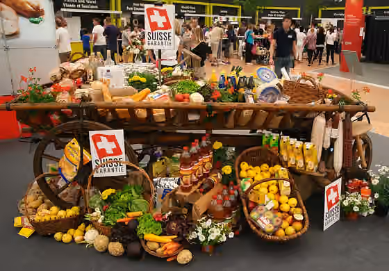 Hidangan Swiss — Cart with Swiss foodstuff