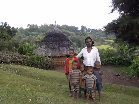 Kambaata people — Kembata mother with her children in front of their tukul close to the town of Hadero, Kembata Tembaro Zone, Ethiopia.