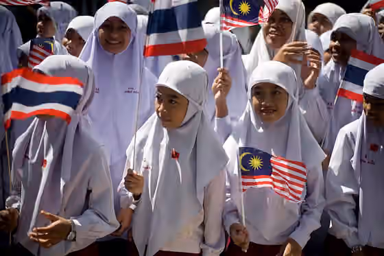 Melayu Thailand — นายกรัฐมนตรี เยี่ยมชมการเรียนของโรงเรียนสองหลักสูตร ณ โรงเรียนอัตตัรกียะห์ อีสลามียะห์ จังหวัดนราธิวาส 9ธันวาคม2552 (The Official Site of The Prime Minister of Thailand Photo by พีรพัฒน์ วิมลรังครัตน์)