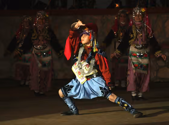 Zeybek (dance) — Zeybek oynayan çocuk