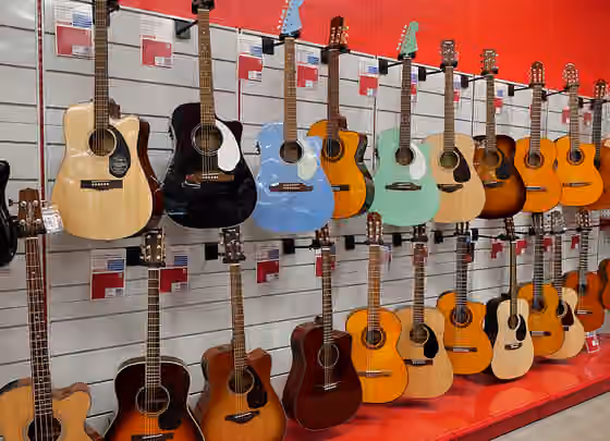 gitar akustik — Acoustic guitars in store.