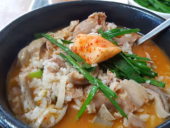 Dwaeji gukbap — dwaeji-gukbap (pork and rice soup) with kkakdugi (diced radish kimchi)