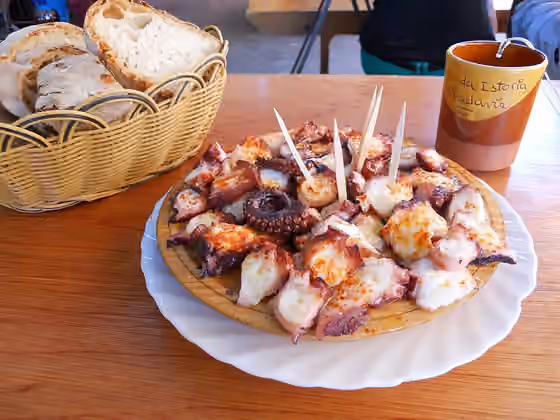 Polbo á feira — Dos raciones de pulpo con pan de Cea, para continuar con energía la fiesta.