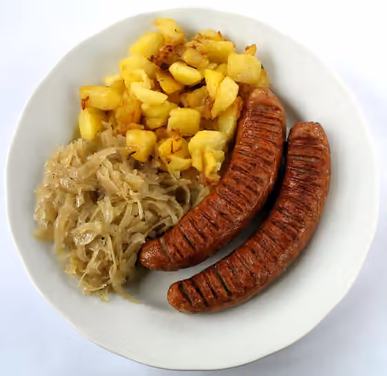 Masakan Jerman — Bratwurst with cabbage and potatoes, designed in the opinion of foreigners as typical German food.