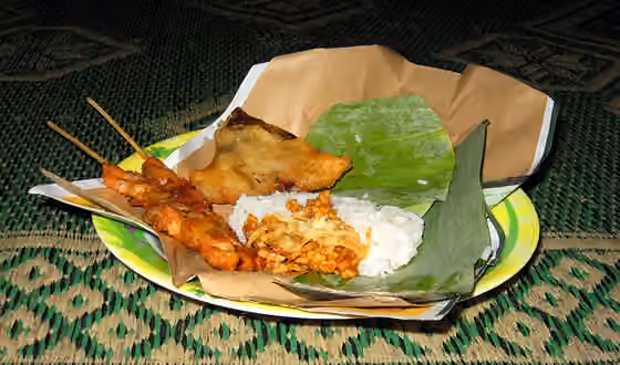 nasi kucing — Nasi kucing with langgi (sweet, crispy tempeh and shredded egg) as well as a side serving of chicken satay and martabak.
