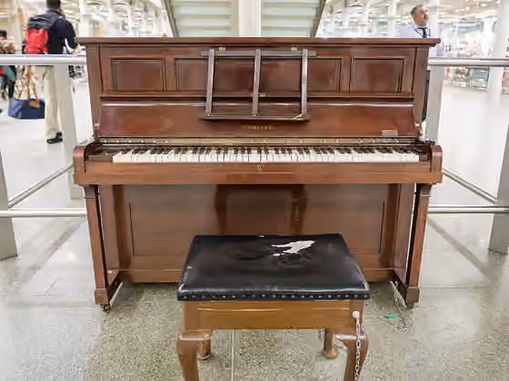 Public pianos at St Pancras railway station — public piano in St.