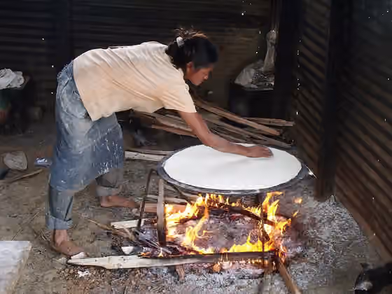 Casabe — En el poblado de Paratepuy una pemona realiza casabe, de la yuca, este es uno de los alimentos ancestrales de los pueblos indígenas de esta región.