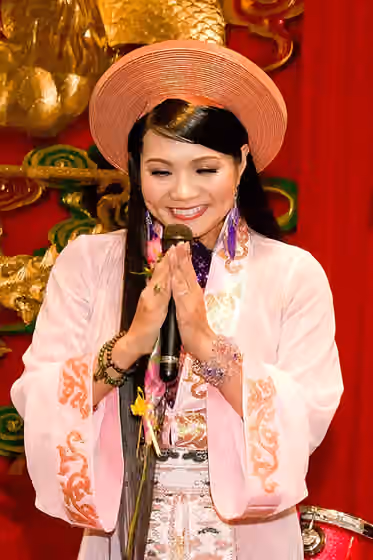 Cải lương — Vietnamese singer Ngoc Huyen (Fundrasing help to build a temple Vien An)