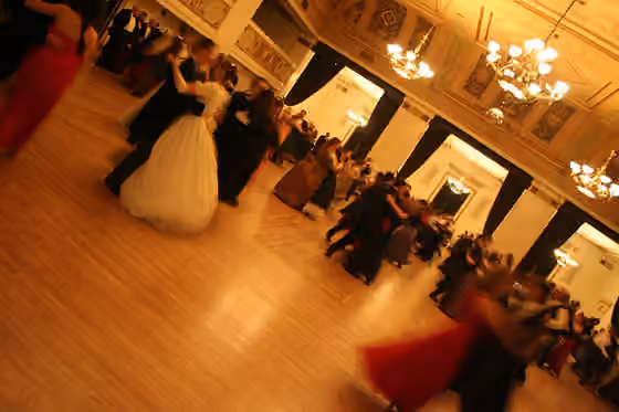 Historical dance — Photographed by and copyright of (c) David Corby ( User:Miskatonic , uploader) 2006 Ballroom dancing.