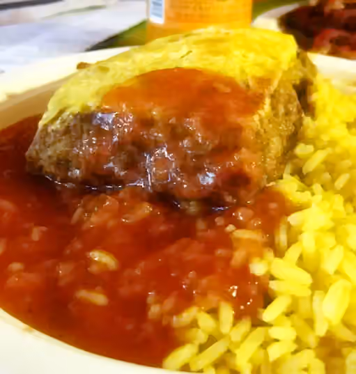 Bobotie — Bobotie auf Safranreis und mit Chutney
