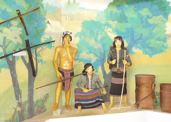 Bru people — Diorama and wax figures of Bru people in traditional attire, Khe Sanh museum