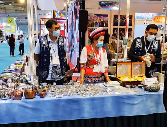 orang Bai — selling for ethnic group's goods (exhibition in Macao)