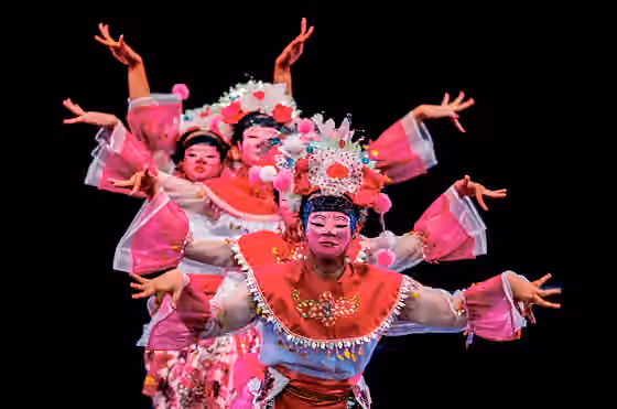 Topeng Betawi — Tari Topeng Betawi, gerakannya lincah dan riang.