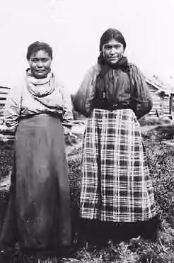 Slavey — Slavey girls, Mackenzie River, Northwest Territories (NWT).