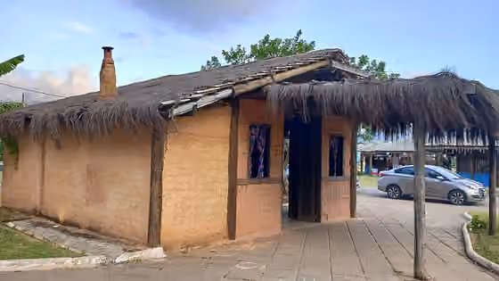 Caiçaras — A Casa dos Caiçaras de São Sebastião é uma réplica da moradia dos antigos habitantes do litoral dos estados do Rio de Janeiro, São Paulo e Paraná, formado pela miscigenação de índigenas, portuguesas e pessoas escravizadas vindas da África,