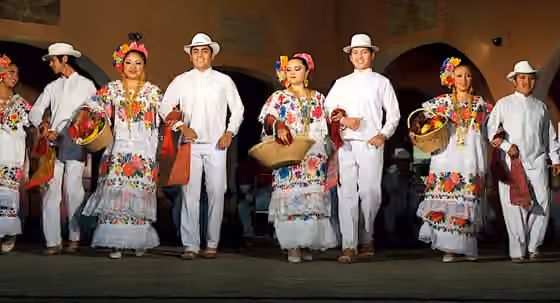 Jarana yucateca — Conjunto jaranero del ayuntamiento de Mérida en la Plaza de Santa Lucía, en Mérida, Yucatán, México.