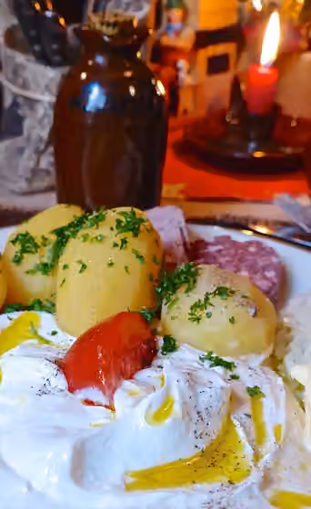 Ore Mountain cuisine — Quark mit Leinöl, Leberwurst und Blutwurst - traditionelles Weihnachtsessen im Erzgebirge, Dörnthaler Ölmühle