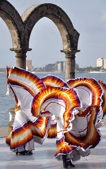 Mexican folk dance — Dancers of the Grupo Folcorico Vallarata Azteca dancing the traditional Jalisco skirt dance in Puerto Vallarta.