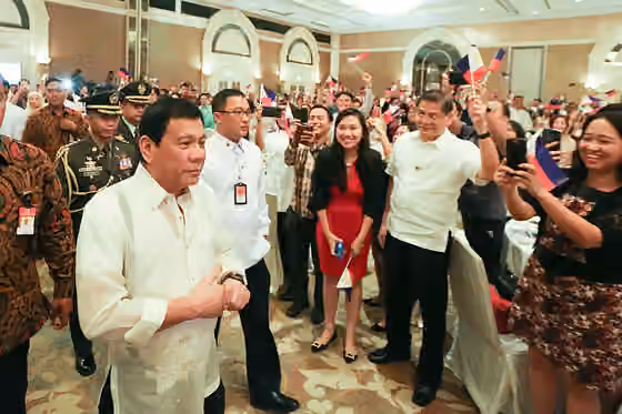 orang Filipina di Indonesia — President Rodrigo Duterte meets with Filipino community in Indonesia during his working visit in the country on September 9.