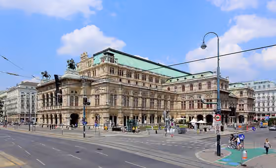 Opera in German — Südostansicht der Wiener Staatsoper (vom Kärntner Ring).