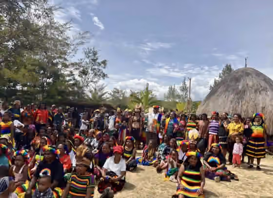 Walak — Bupati Athenius Murip dan Ketua TP PKK Jayawijaya Idawati Waromi Murip bersama mama-mama dari suku Walak dalam peluncuran Noken Pelangi dengan pengguntingan pita Sekretariat Noken Pelangi Walakgwe di Kampung Manda, Distrik Bugi, Jayawijaya.