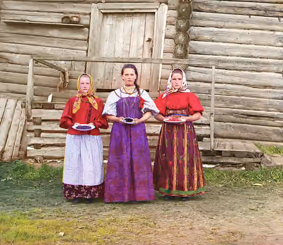 orang Rusia — Young Russian peasant women in front of traditional wooden house, in a rural area along the Sheksna River near the small town of Kirillov .