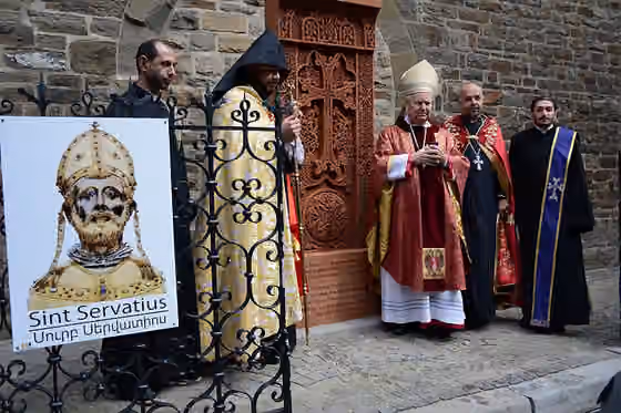 Armenians in the Netherlands — Armeense chatsjkar in Maastricht ingezegend door Bisschop van Roermond Mgr.Wiertz en vicaris Armeense kerk Nederland Mgr.
