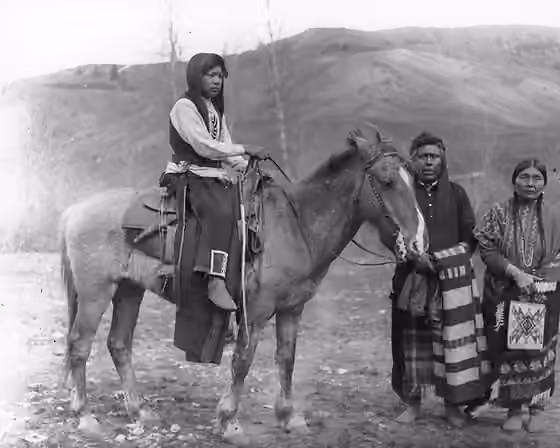 Palouse people — Title: Paloos/Colville family pose with pony, Colville Indian Reservation, Washington, ca.
