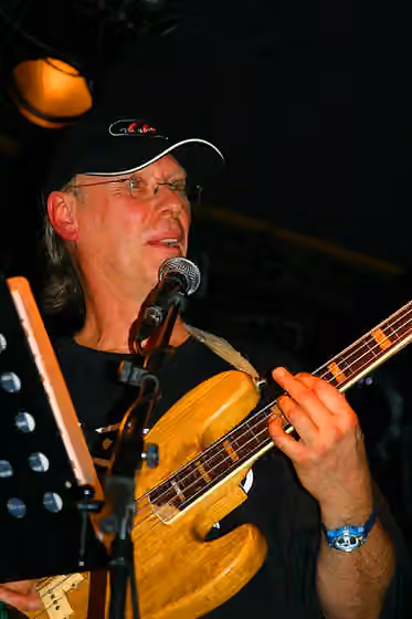 Canterbury scene — Richard Sinclair tijdens het concert met Hatfield and the North te Verviers (België).