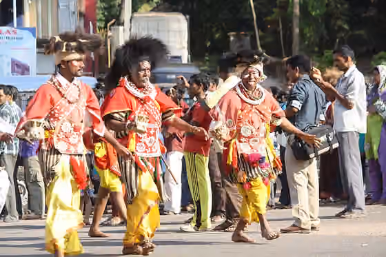 Goravara Kunitha — Goravara Kunitha, a kind of folk performance from Karnataka, India